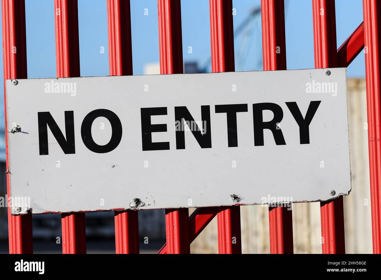 „kein Eintrag“-Text oder Wörter auf Warnschild an roten Geländern. Irland Stockfoto