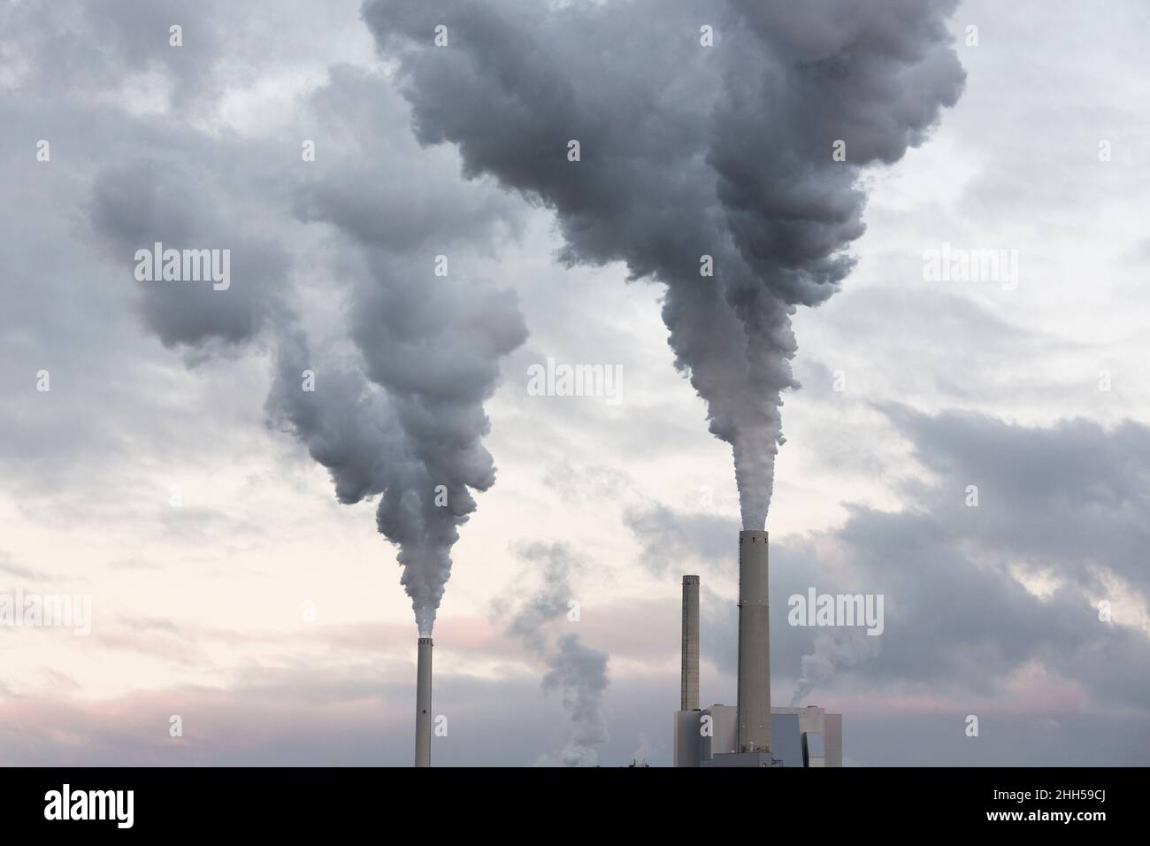 Schornsteine eines Kohlekraftwerks, die die globale Erwärmung verursachen Stockfoto