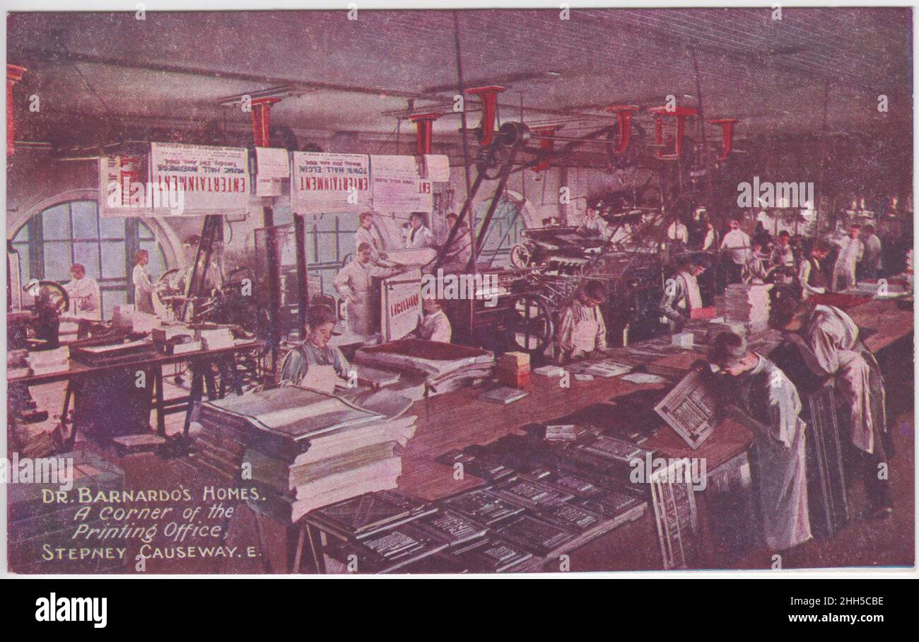 Dr. Barnardo's Homes, eine Ecke der Druckerei, Stepney Causeway, London. Die Jungen werden von der Wohltätigkeitsorganisation zu Druckereien ausgebildet und verwenden den Buchdruck zur Herstellung von Postern und anderen Publikationen. Die Farbpostkarte wurde Anfang des 20.. Jahrhunderts von der Presse von Doctor Barnardo's Homes gedruckt Stockfoto