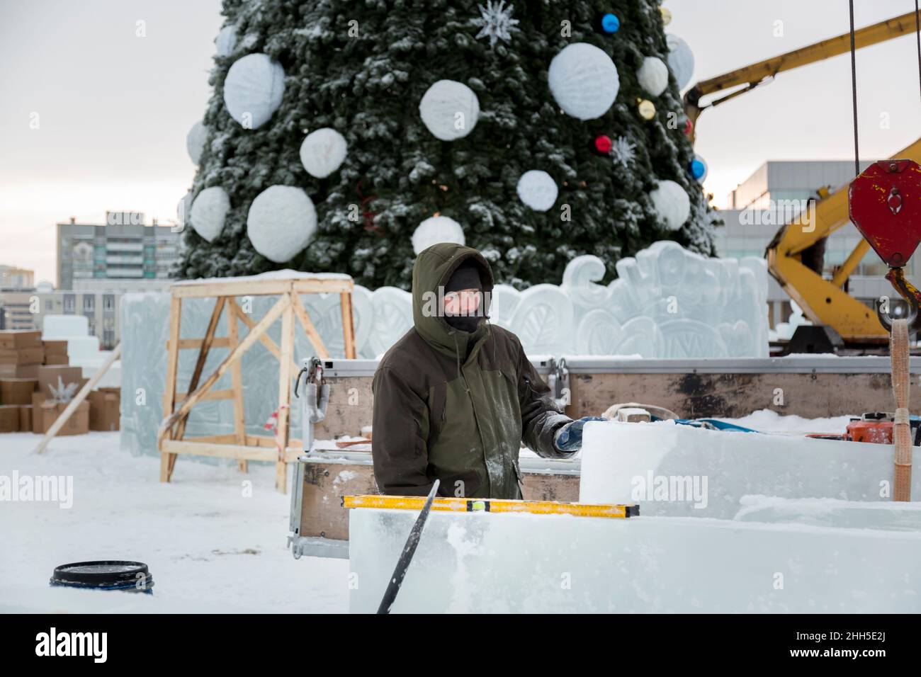 Arbeiter auf der Baustelle der Eisstadt am LKW-Kran Stockfoto