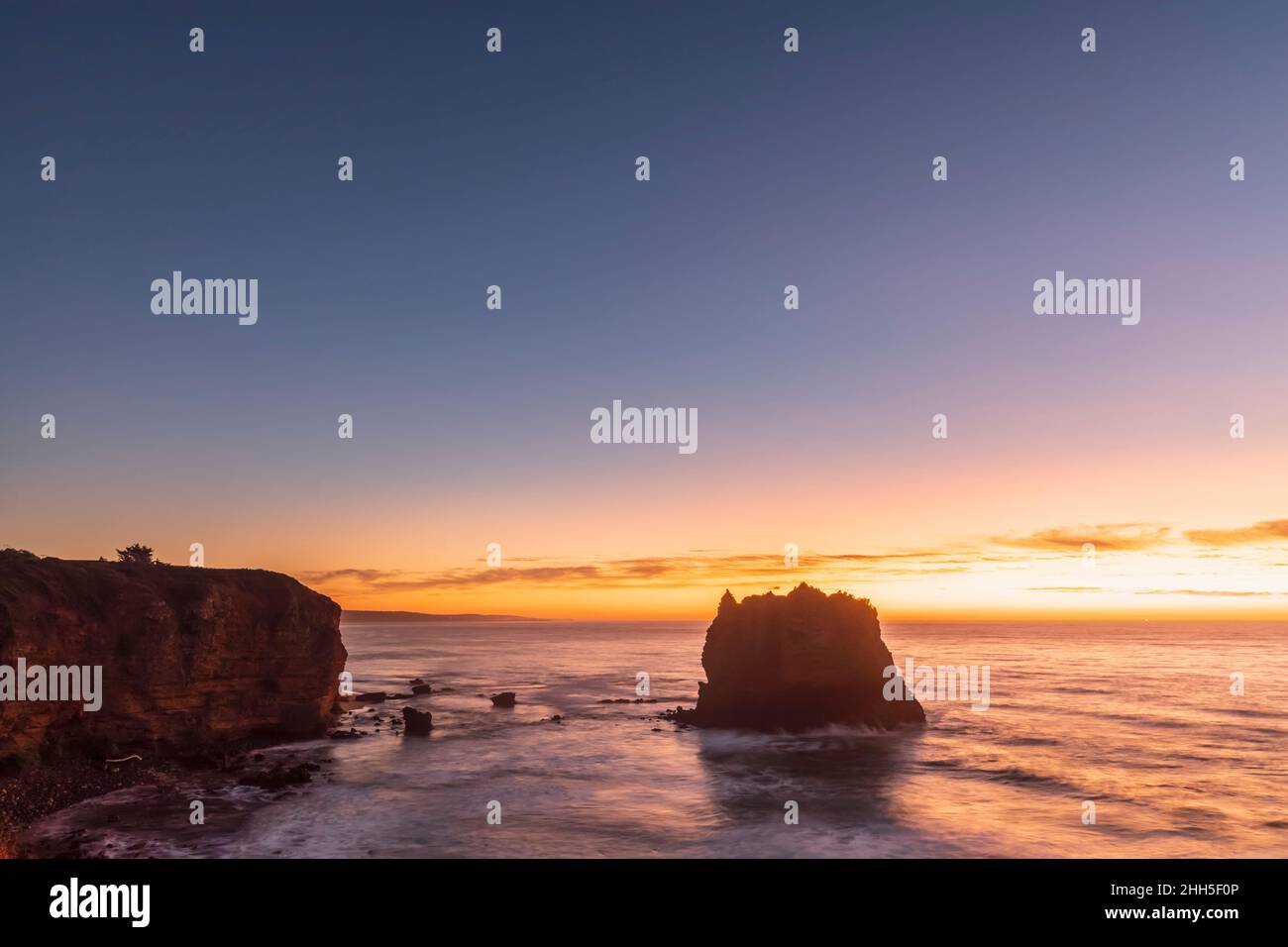 Langzeitbelichtung von Eagle Rock vom Split Point Lookout im Morgengrauen aus gesehen Stockfoto