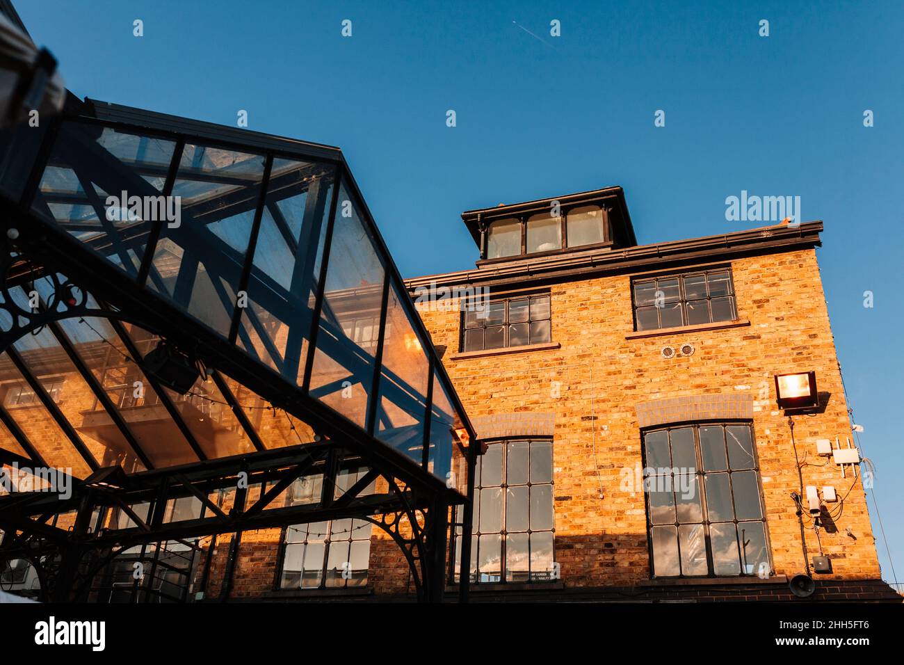 Gebäude mit altmodischen Fenstern an sonnigen Tagen Stockfoto