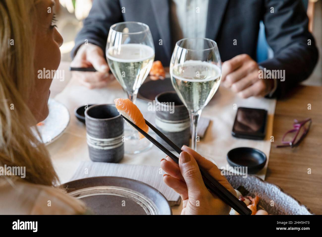 Mann und Frau essen Sushi zum Mittagessen im Restaurant Stockfoto