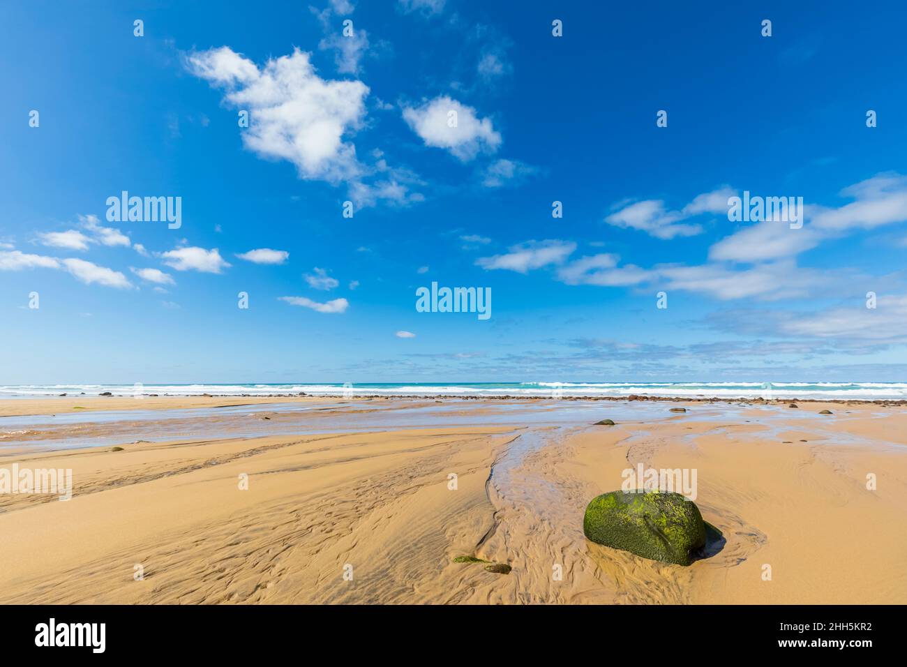 Australien, Victoria, Lorne, blauer Himmel am Cumberland River Beach Stockfoto