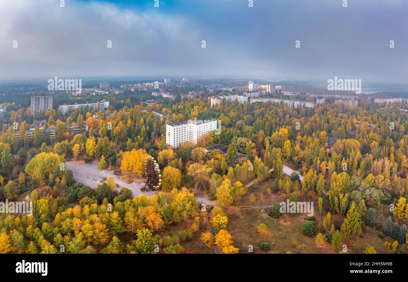 Ukraine, Kiew Oblast, Pripjat, Luftaufnahme der verlassenen Stadt in der Herbstdämmerung Stockfoto