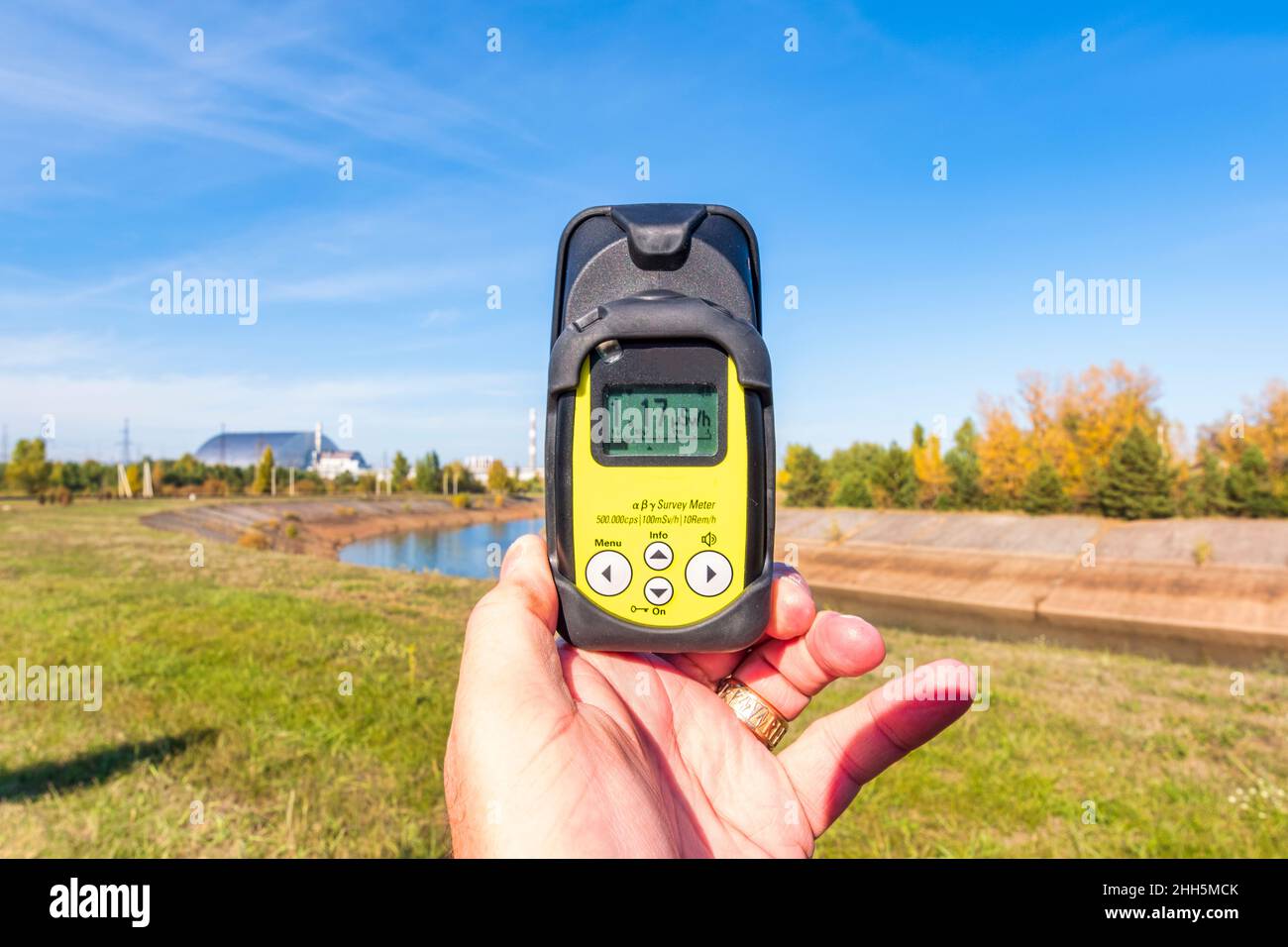 Ukraine, Oblast Kiew, Tschernobyl, Hand des Menschen mit Geigerzähler zur Messung der Strahlenbelastung in der Nähe des Kernkraftwerks Tschernobyl Stockfoto