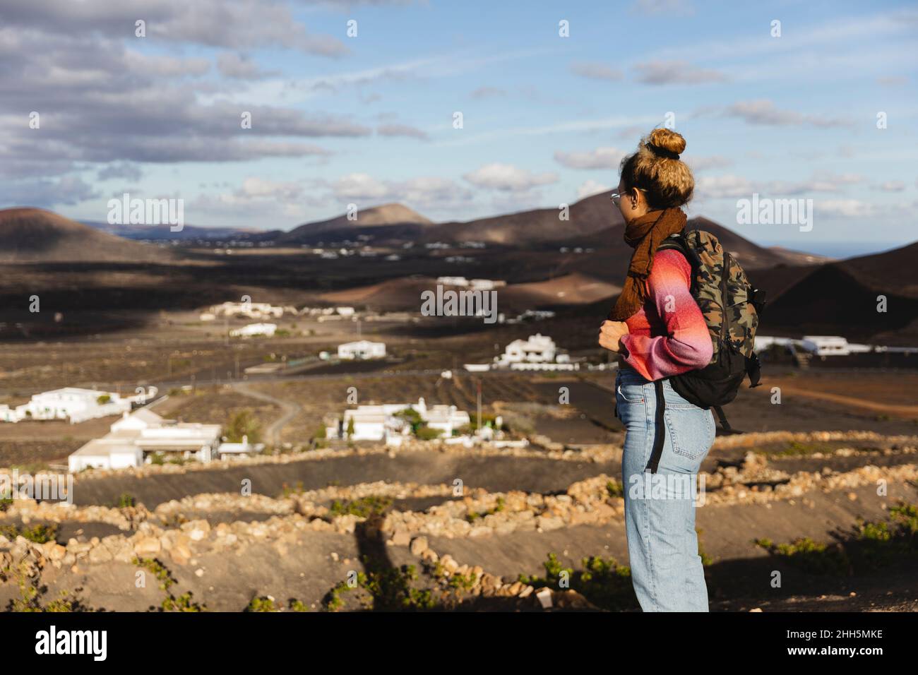 Rucksacktourist mit Blick auf die malerischen Berge Stockfoto