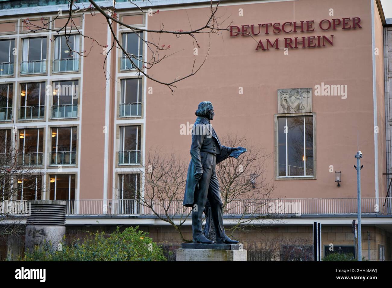 Bronzestatue des Komponisten Felix Mendelssohn Bartholdy, musikalischer Leiter von Düsseldorf von 1833 - 1835, vor der Deutschen Oper am Rhein. Stockfoto
