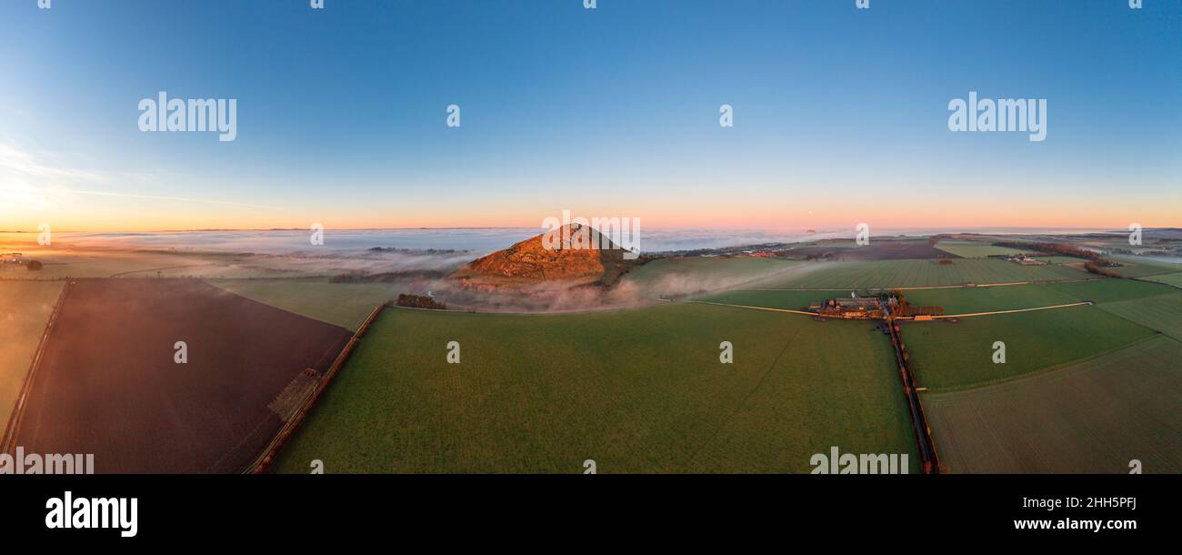 Großbritannien, Schottland, North Berwick, Drohne Panorama von North Berwick Law und den umliegenden Feldern Stockfoto