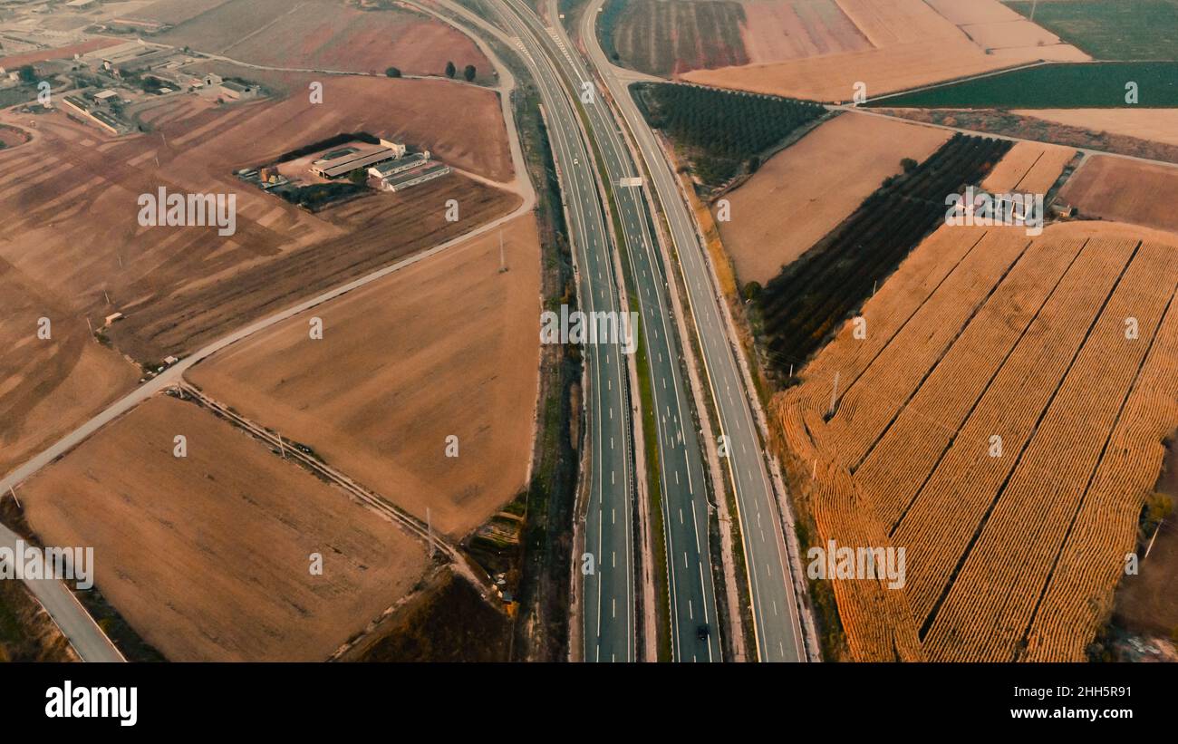 Autobahn inmitten landwirtschaftlicher Landschaft in Lleida, Spanien Stockfoto