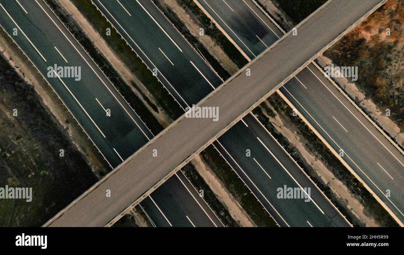 Brücke über leere Autobahn in Lleida, Spanien Stockfoto