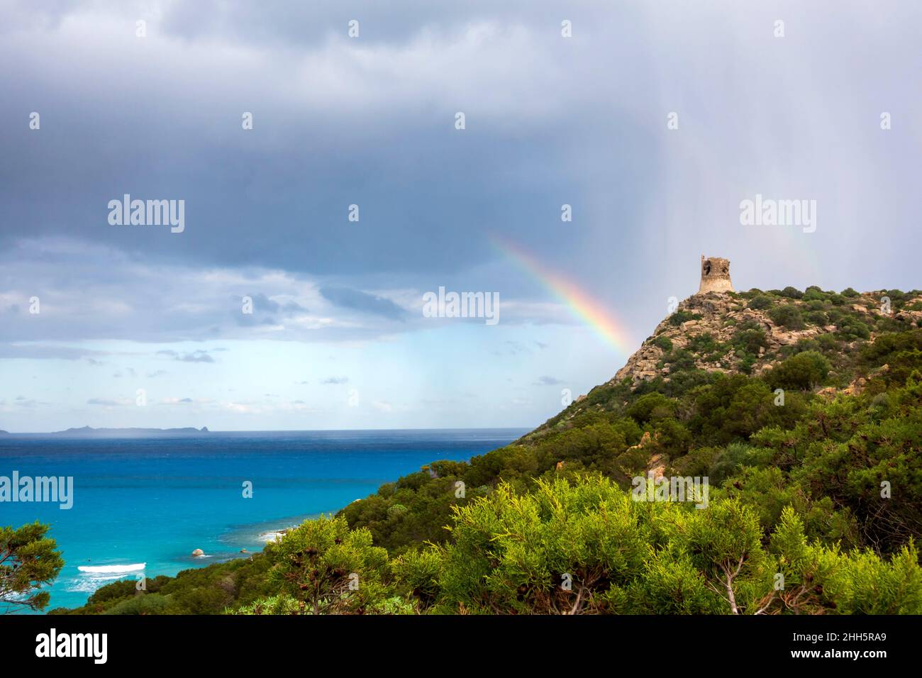 Italien, Provinz Südsardinien, Villasimius, Doppelregenbogen über Torre di Porto Giunco Stockfoto