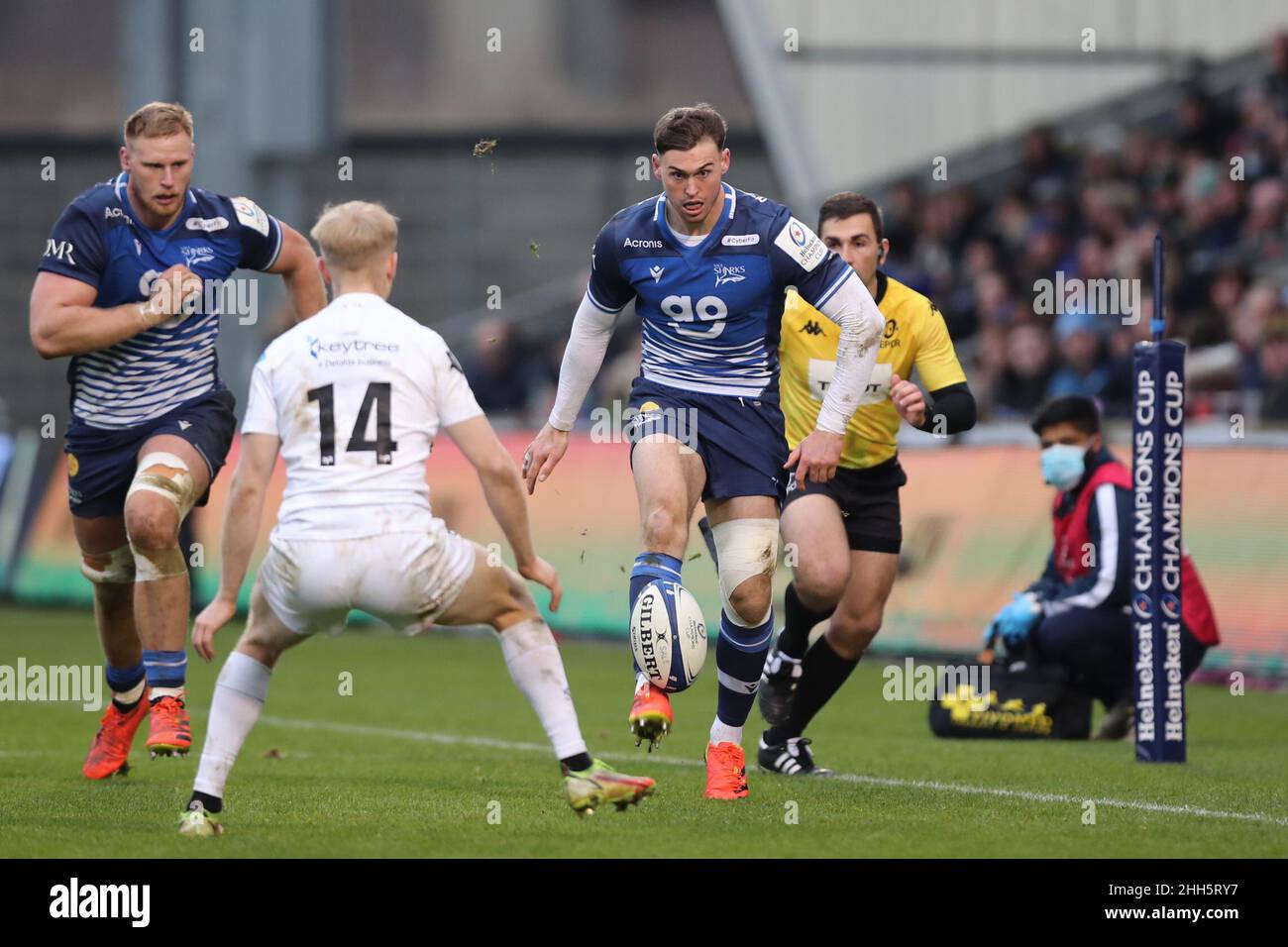 MANCHESTER, GROSSBRITANNIEN. JAN 23rd Tom Roebuck von Sale Sharks läuft mit dem Ball während des European Champions Cup-Spiels zwischen Sale Sharks und Ospreys am Sonntag, 23rd. Januar 2022 im AJ Bell Stadium, Eccles. (Kredit: Pat Scaasi | MI Nachrichten) Kredit: MI Nachrichten & Sport /Alamy Live Nachrichten Stockfoto