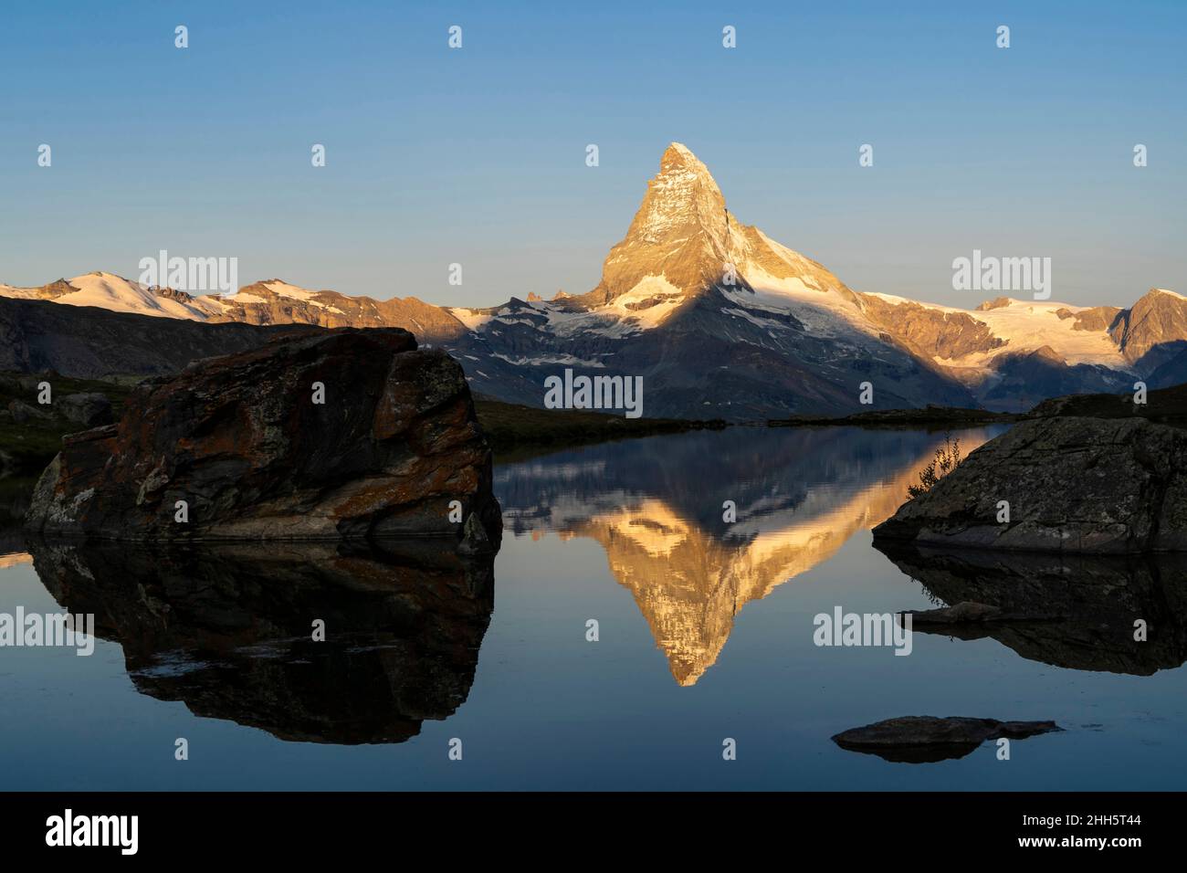 Matterhorn mit Spiegelung am Stellisee bei Sonnenaufgang, Zermatt, Schweiz Stockfoto