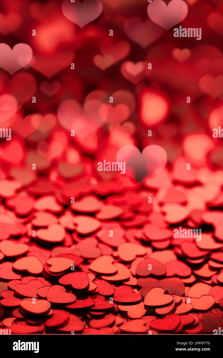 Rot glänzend leeren Hintergrund von Konfetti Herzen verschwimmen. Es eignet sich für die Erstellung einer valentinskarte oder Produktdemonstration oder Geschenke für den Urlaub, makin Stockfoto