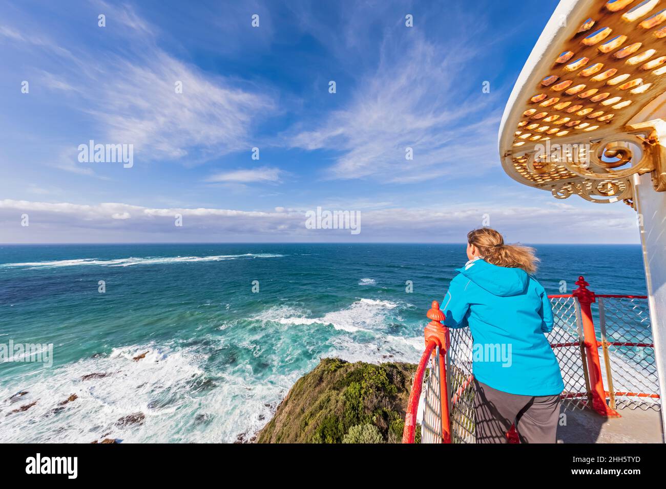 Australien, Victoria, Cape Otway, weibliche Touristen bewundern den Blick auf die Bass Strait vom Cape Otway Lighthouse Stockfoto