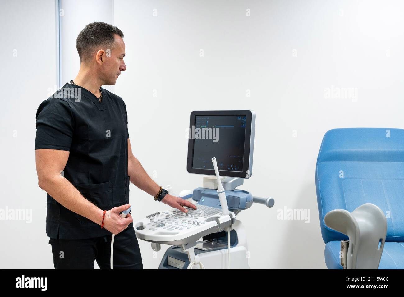 Gynäkologe, der im Krankenhaus an medizinischen Geräten arbeitet Stockfoto