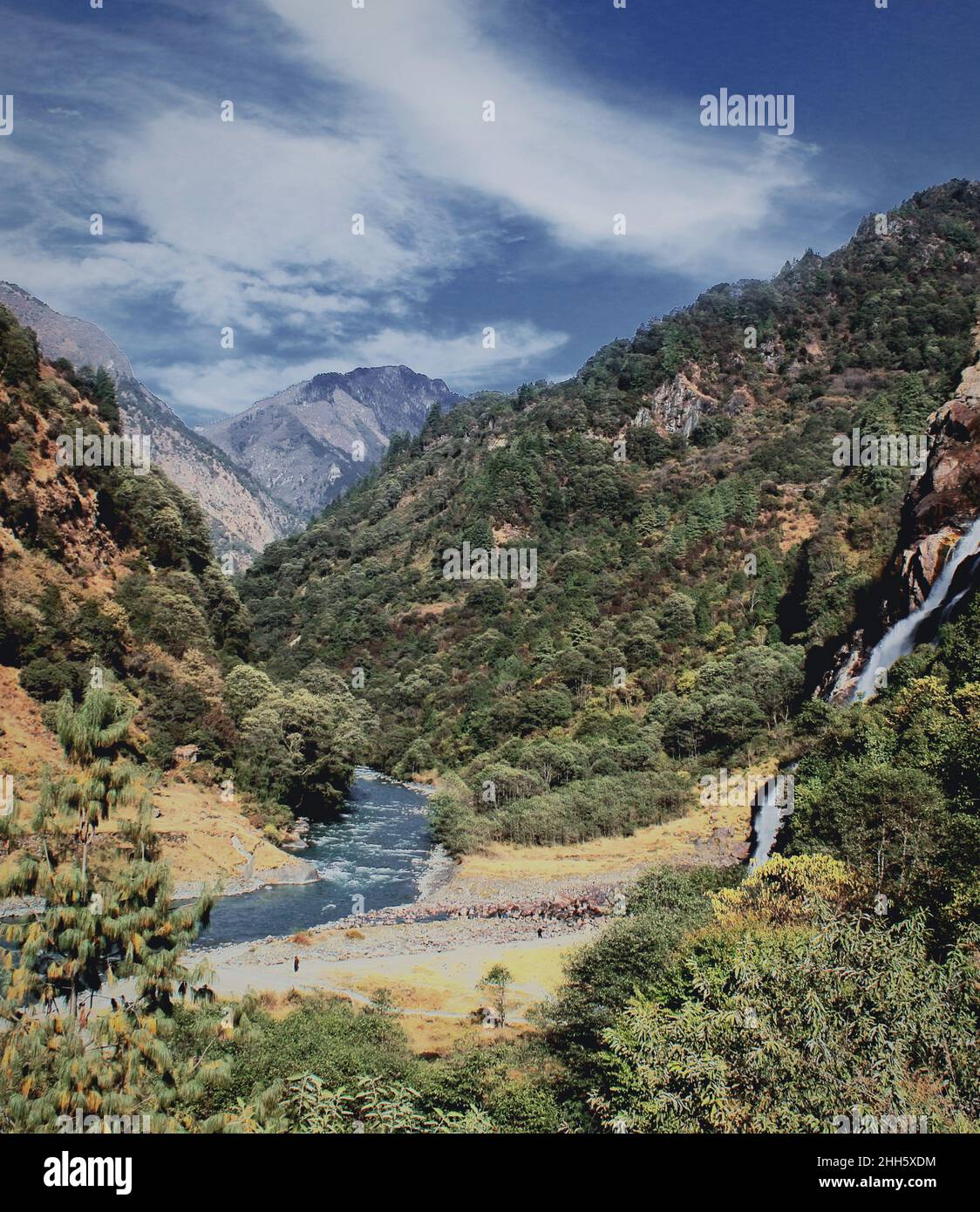 Malerische Berglandschaft und Nuranang Wasserfall in der Nähe tawang Bergstation in arunachal pradesh, nordostindien Stockfoto
