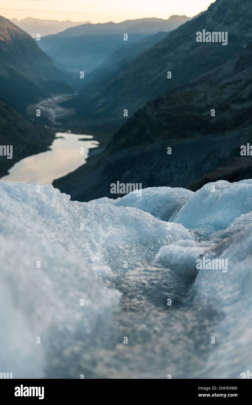 Der Wasserlauf vom Gletscher hinunter zum See. Roseggletscher, Schweiz Stockfoto