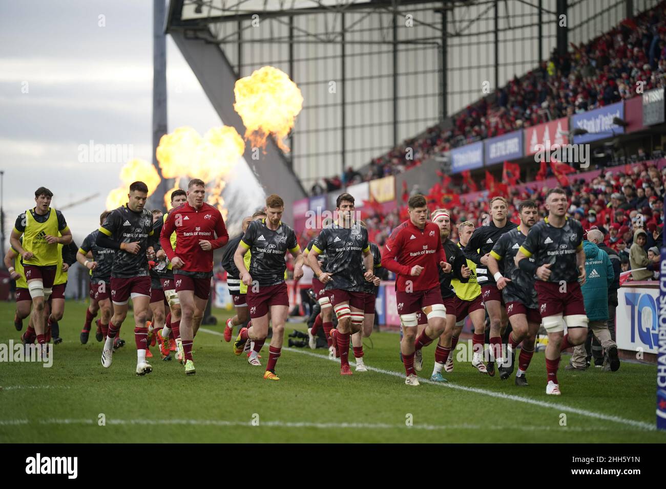 Munster wärmen sich vor den Zuschauern vor dem Spiel gegen die Wasps beim Heineken Champions Cup im Thomond Park Stadion in Limerick auf, nachdem Live-Events und Sportveranstaltungen wieder voll ausgelastet waren, nachdem die Mehrheit der Covid-Einschränkungen der Gesellschaft in ganz Irland aufgehoben wurden. Bilddatum: Sonntag, 23. Januar 2022. Stockfoto