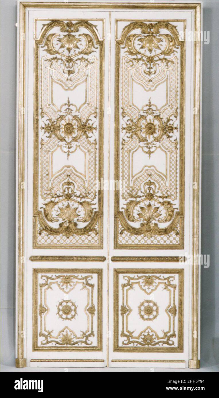 Doppeltür: Vier Paneele, zwei Pilaster, drei vergoldete Leisten für den Türrahmen ca. 1715 Französisch. Doppeltür: Vier Paneele, zwei Pilaster, drei vergoldete Leisten für den Türrahmen 189702 Französisch, Doppeltür: Vier Paneele, zwei Pilaster, drei vergoldete Leisten für den Türrahmen, ca. 1715, geschnitzte, bemalte und vergoldete Eiche, a,b - Türen mit ihrer Verkleidung i,j,k: 106-1/4 x 53-1/2 Zoll (269,9 x 135,9 cm) c,e,f,h - Platten: H. von 102 bis 104-3/4 Zoll (259,1 bis 266,1 cm); W. von 20-1/2 bis 22 Zoll (52,1 bis 55,9 cm) d - Pilaster: 94-1/2 x 12 Zoll (240 x 30,5 cm) g - Pilaster: 94-1/2 x 12-1/2 Zoll (240 x 31,8 cm). Stockfoto