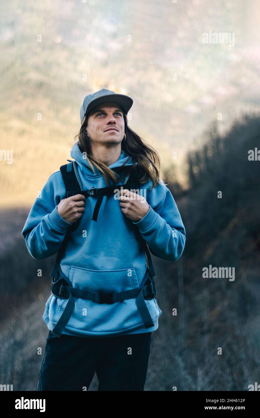 Nachdenklicher Mann, der im Urlaub wandert Stockfoto