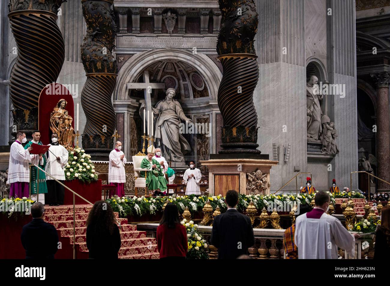 Papst Franziskus feiert am Sonntag des Wortes Gottes in der Vatikanischen Basilika St. Peter die heilige Messe.23. Januar 2022 Stockfoto