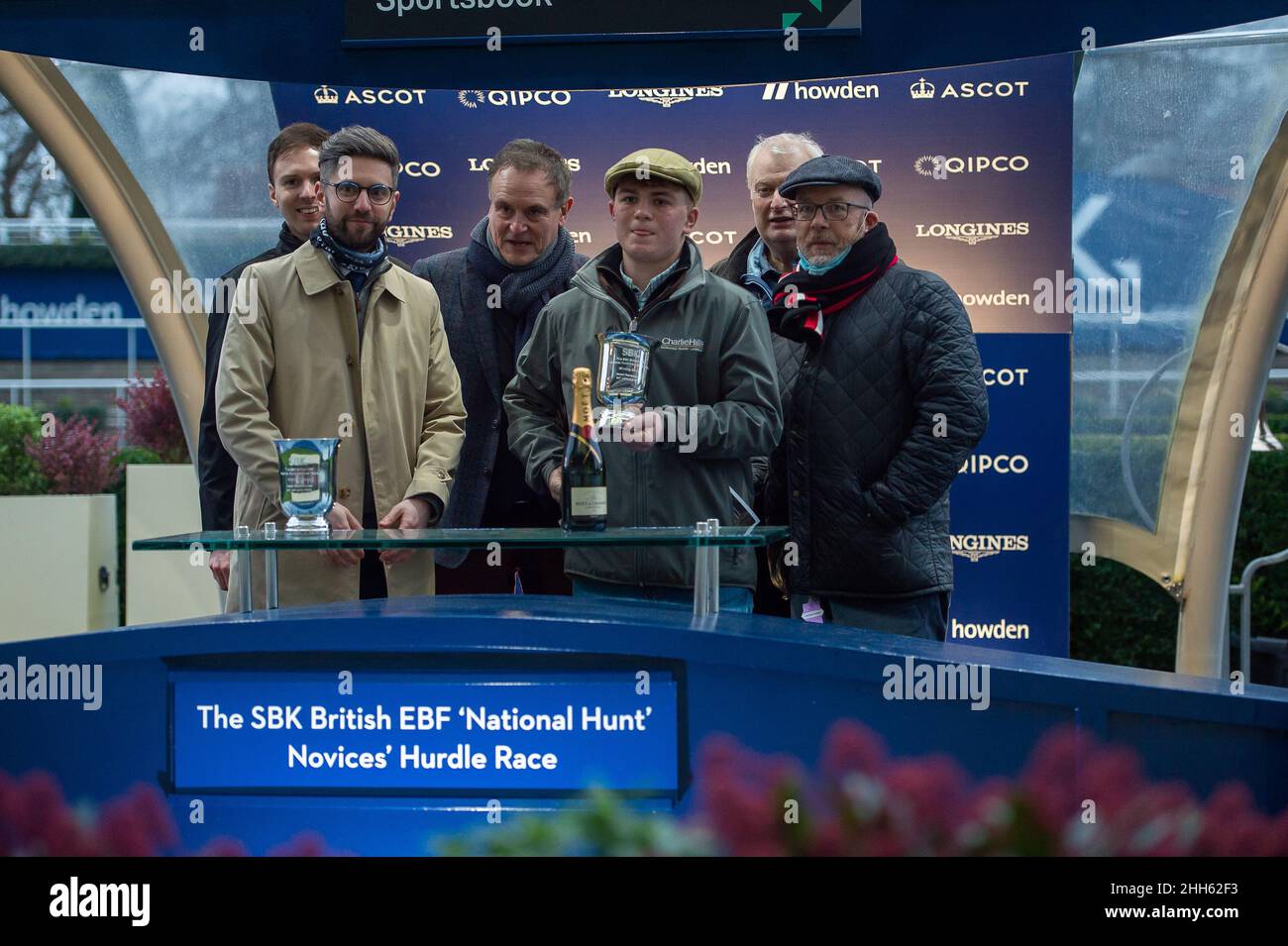 Ascot, Bergen, Großbritannien. 23rd. Januar 2022. Die Präsentation der Besitzer und Trainer für die Gewinner des SBK British EBF National Hunt Novices Hurdle Race. Jockey Jamie Moore gewann das Rennen auf dem Pferd Jerrash. Besitzer Jerry Hinds und Ashley Head. Trainer Gary Moore, Horsham. Züchter M&R Refurishments Ltd. Sponsor K M Elite Products Ltd. Kredit: Maureen McLean/Alamy Stockfoto