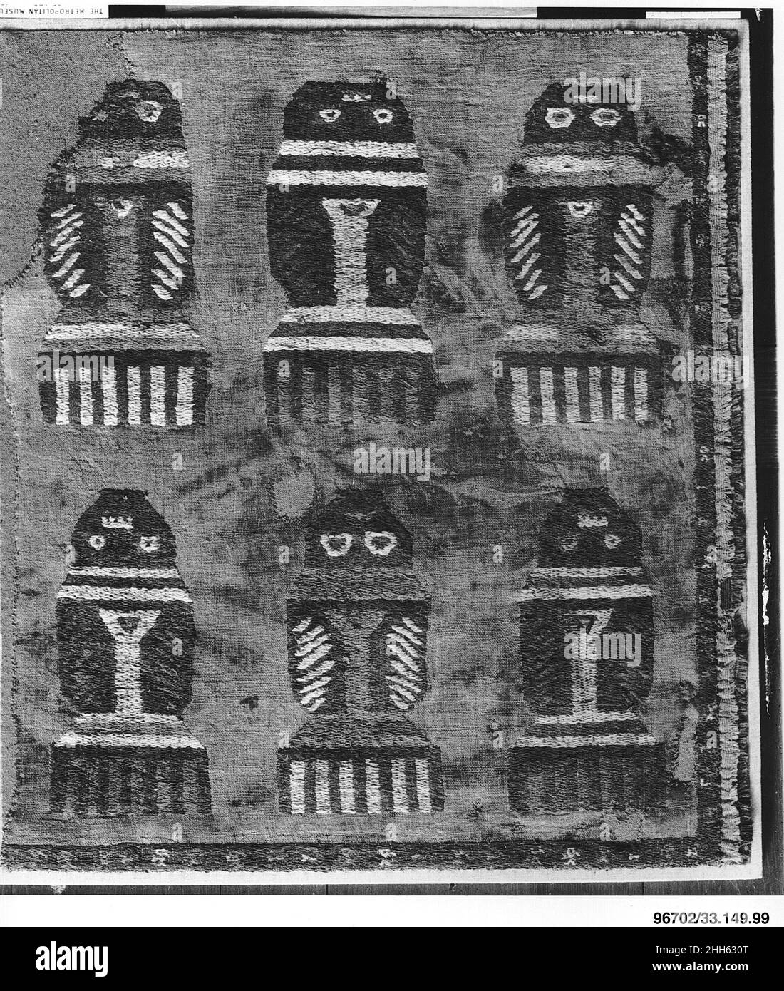 Mantle Fragment 12th–15th Century Chimú. Mantelfragment. Chimú. 12th–15th Jahrhundert. Baumwolle, Kamelidhaar. Peru. Textilien – Woven Stockfoto