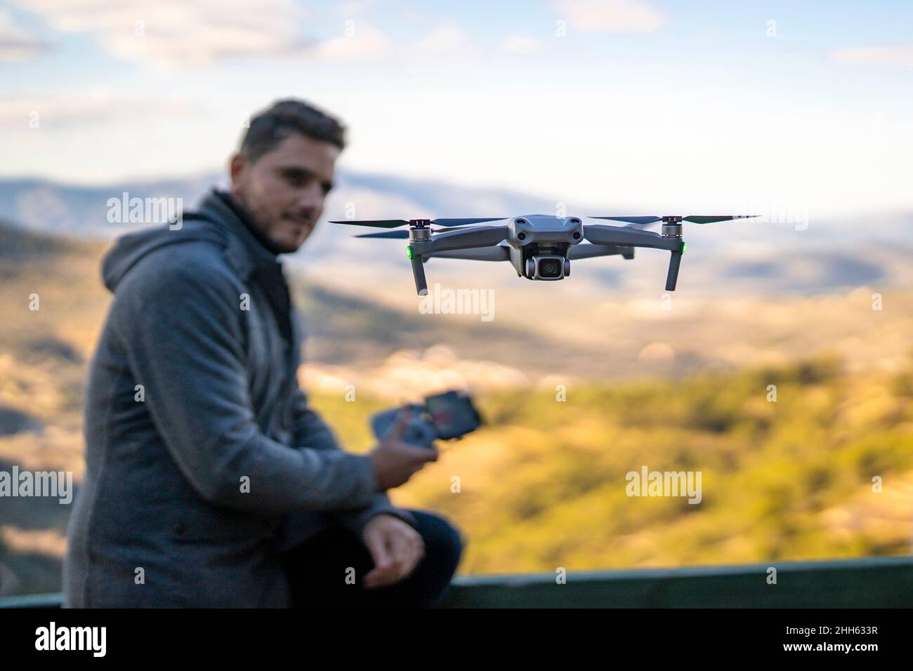 Drohne, die vor einem Mann auf dem Geländer sitzt Stockfoto