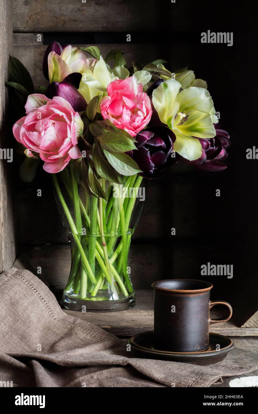 Studio-Aufnahme von Kaffeetasse und Bouquet von Pink Star, Spring Green und Queen of Night Tulpen Stockfoto