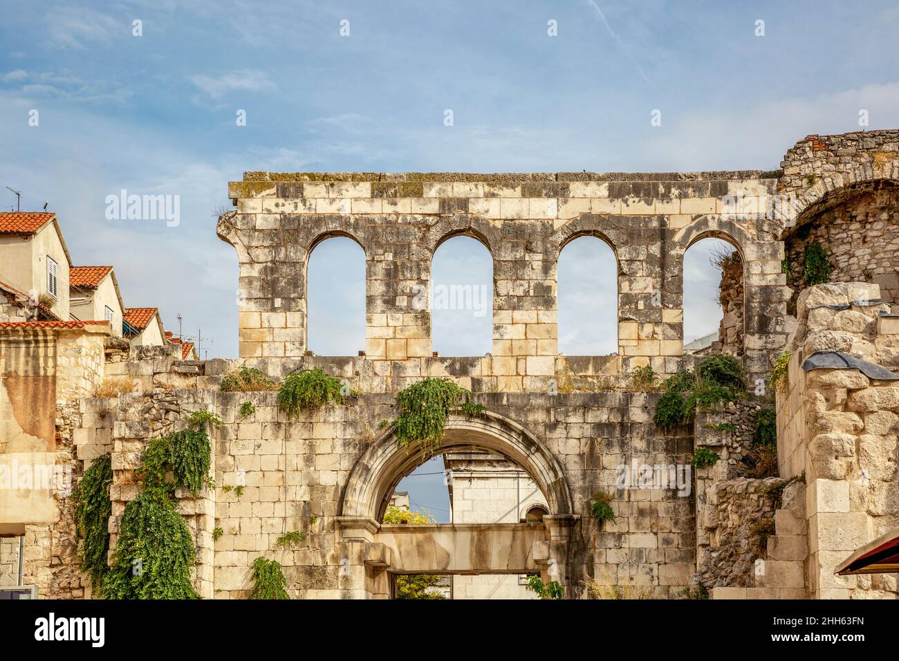 Pflanzen, die auf altem Kalkstein Silver Gate, Diokletian Palast, Split, Dalmatien, Kroatien wachsen Stockfoto