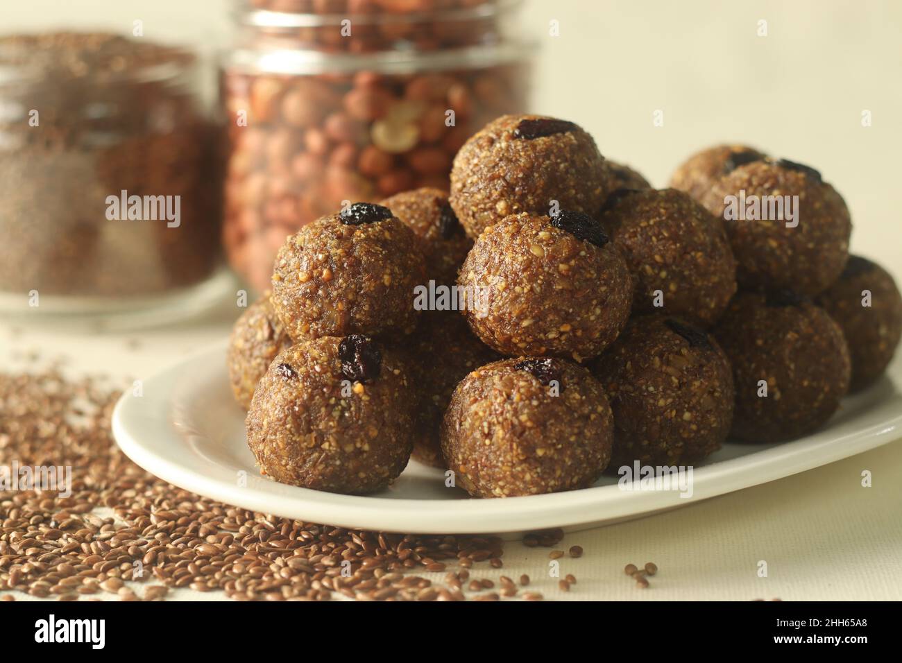 Leinsamen Erdnuss Laddu. Indische Süßigkeit, hergestellt aus grob gemahlenen Leinsamen und Erdnüssen mit frisch geriebener Kokosnuss und Jaggery, aromatisiert von Cardamo Stockfoto