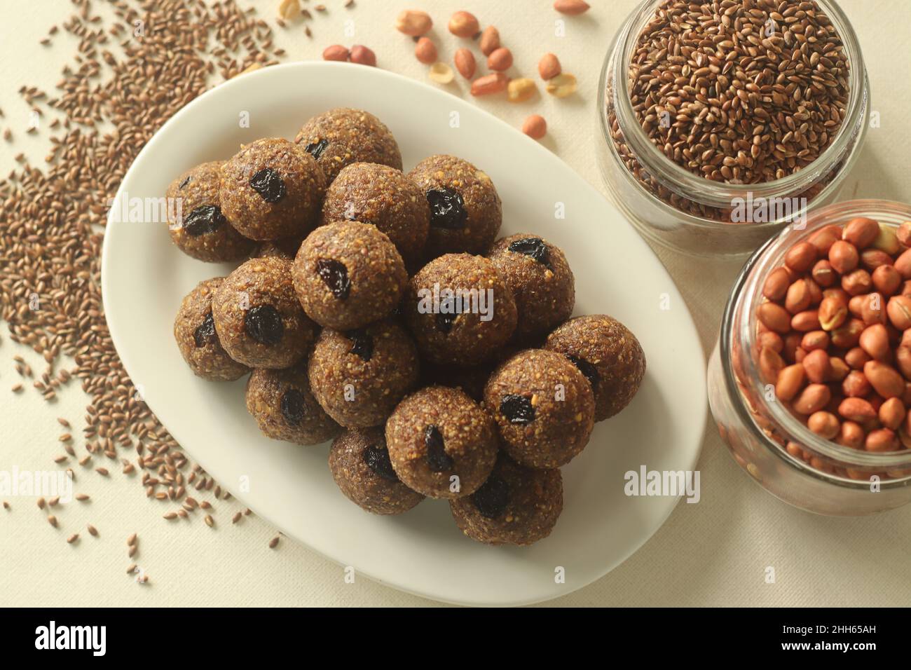 Leinsamen Erdnuss Laddu. Indische Süßigkeit, hergestellt aus grob gemahlenen Leinsamen und Erdnüssen mit frisch geriebener Kokosnuss und Jaggery, aromatisiert von Cardamo Stockfoto