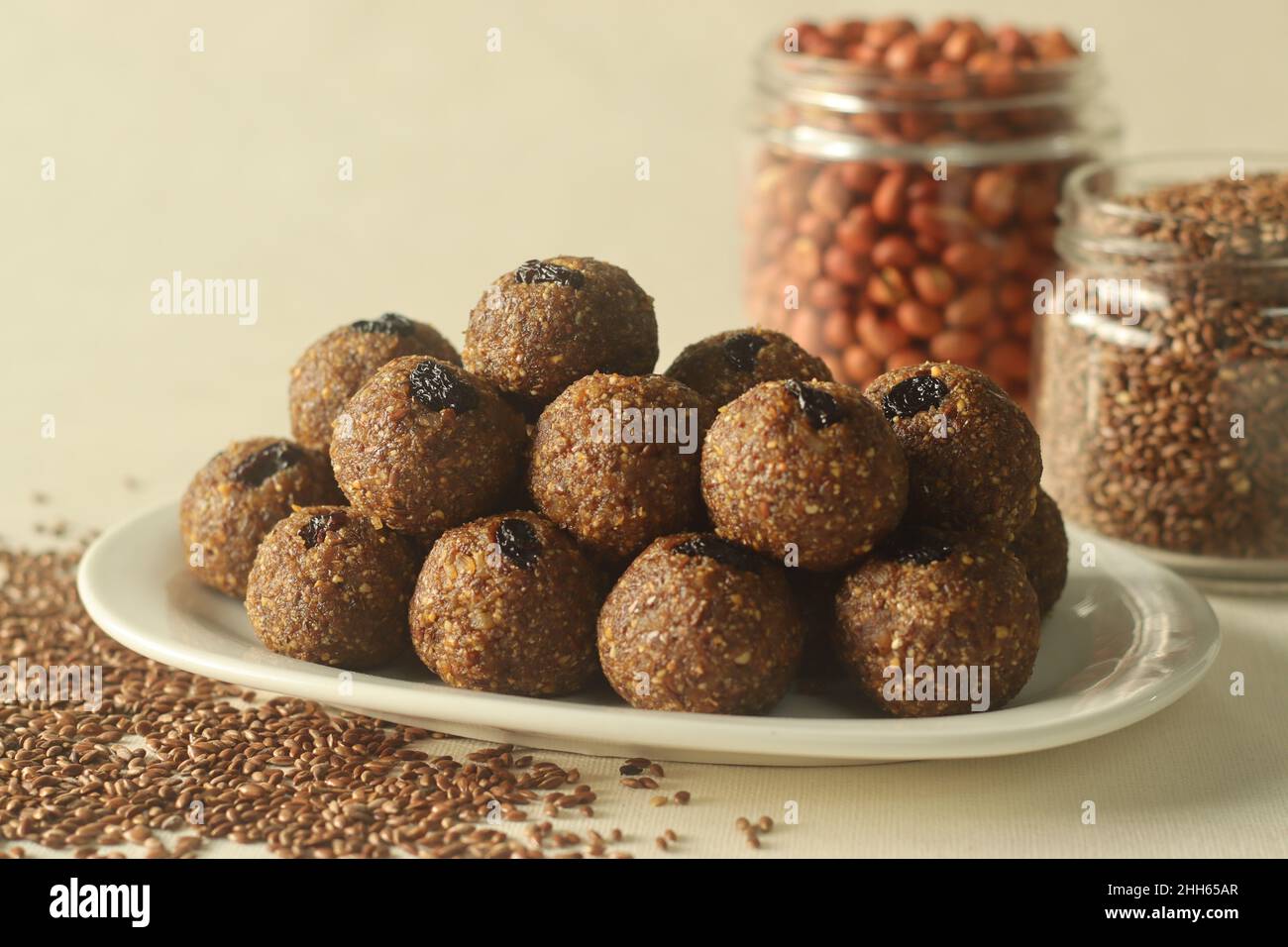 Leinsamen Erdnuss Laddu. Indische Süßigkeit, hergestellt aus grob gemahlenen Leinsamen und Erdnüssen mit frisch geriebener Kokosnuss und Jaggery, aromatisiert von Cardamo Stockfoto