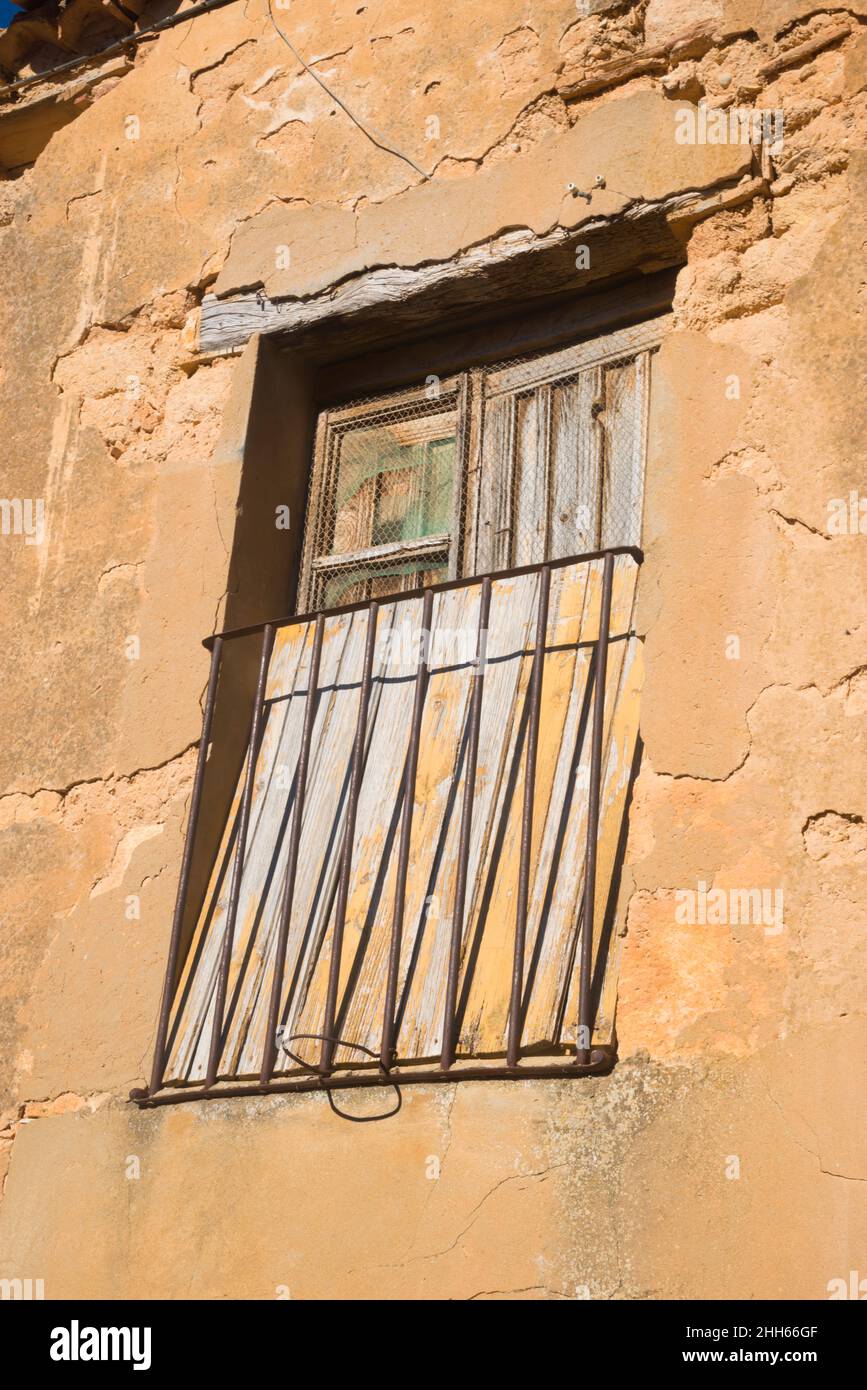 Geschlossenes Fenster eines verlassenen Hauses. Stockfoto