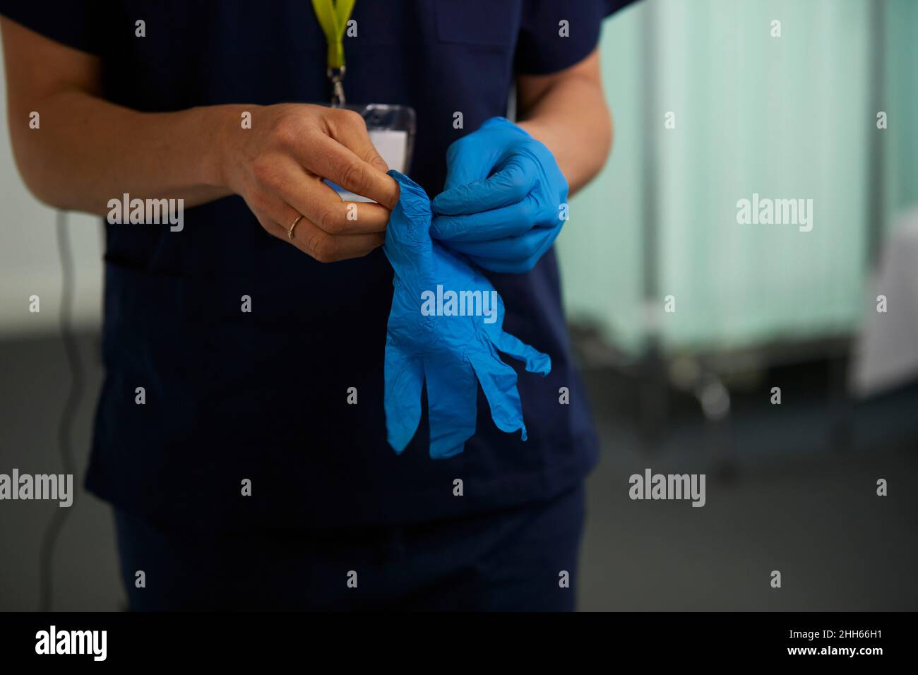 Krankenschwester mit Operationshandschuhen im medizinischen Raum Stockfoto