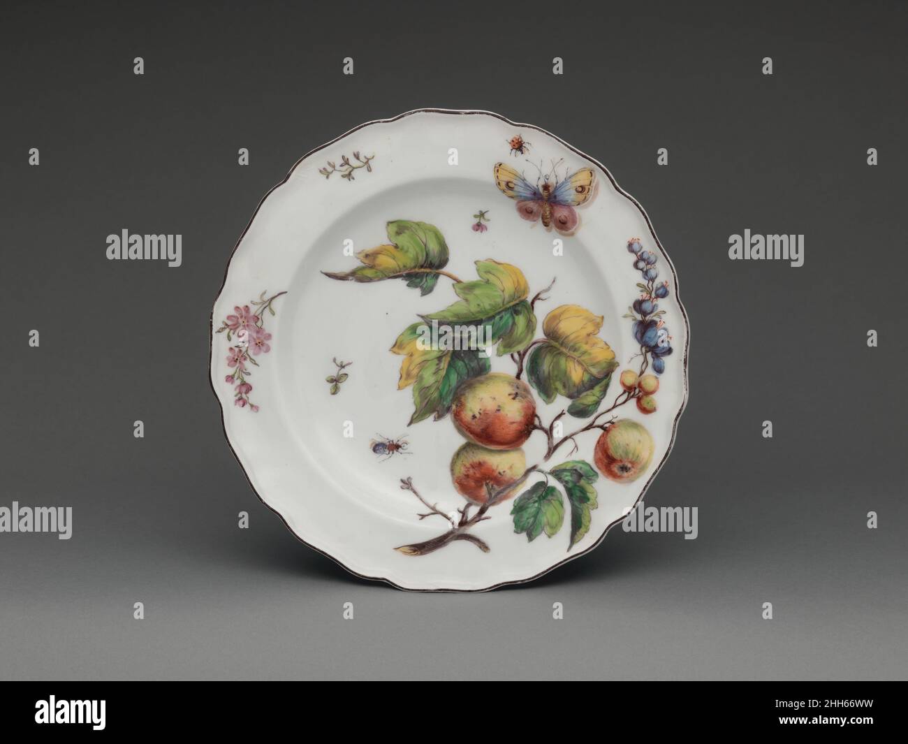 Botanischer Teller mit Apfelspray ca. 1755 Chelsea Porzellan Manufaktur Diese botanischen Platten (2016,217–.226) wurden um 1755 von der Chelsea Fabrik hergestellt und werden oft als Chelsea 'Hans Sloane' Waren bezeichnet, in Bezug auf den königlichen Arzt, Reisenden, Und Naturhistoriker, die während der britischen Aufklärung dazu beigetragen haben, den Chelsea Physik Garden in ein Zentrum botanischen Wissens zu verwandeln. Mehrere auf diesen Tafeln abgebildete Motive stammen aus botanischen Illustrationen, die von Philip Miller, Kurator des Chelsea Physik Garden, veröffentlicht wurden. Obwohl Blumen und Früchte in der Regel sein könnten Stockfoto