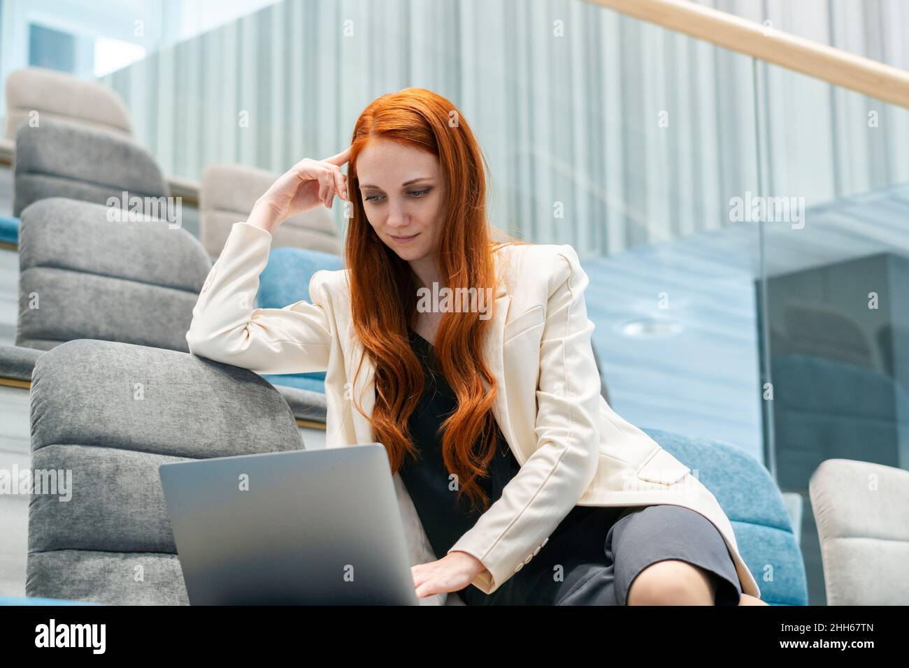 Geschäftsfrau mit Laptop im Auditorium des Büros Stockfoto