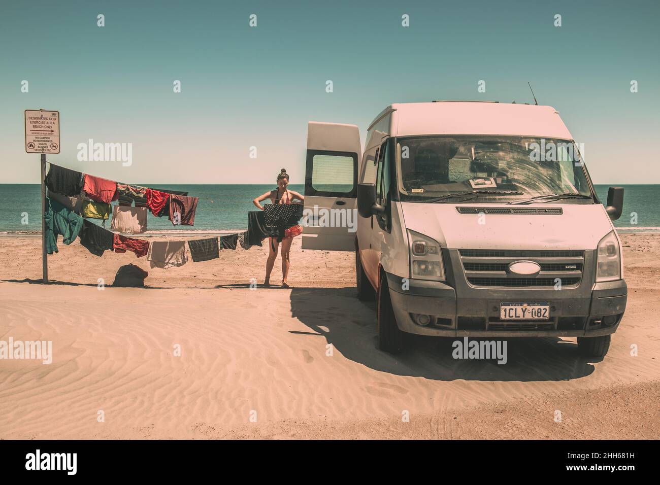 Tägliches Leben im Minibus, Wäscherei am Strand Stockfoto