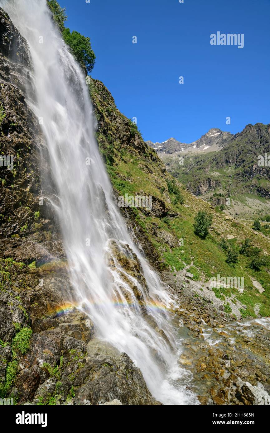 Regenbogen über Wasserfall auf Berg bei Cascade de Sillans, Sillans-la-Cascade, Ecrins Nationalpark, Frankreich Stockfoto