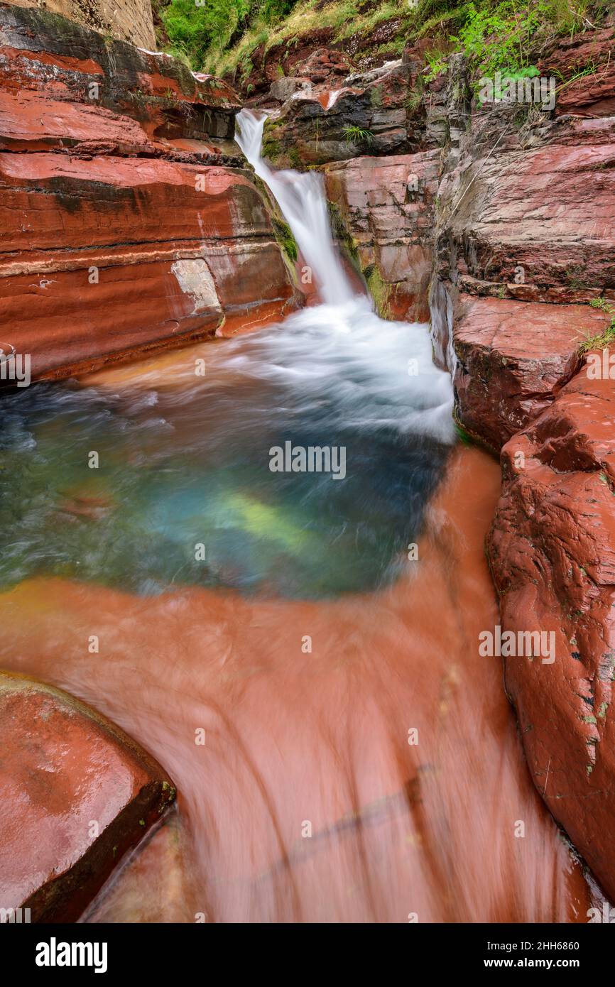 Wasser fließt in Strom auf roten Bergen, Maritime Alpen, Mercantour Nationalpark, Frankreich Stockfoto
