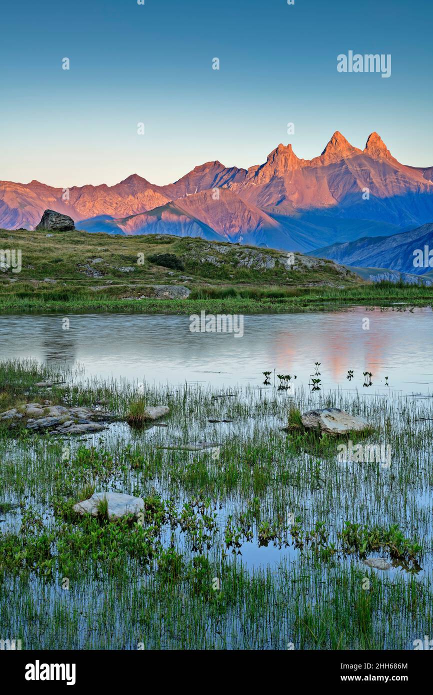 Berühmter See mit Aiguilles D'arves Berg im Hintergrund, Frankreich Stockfoto