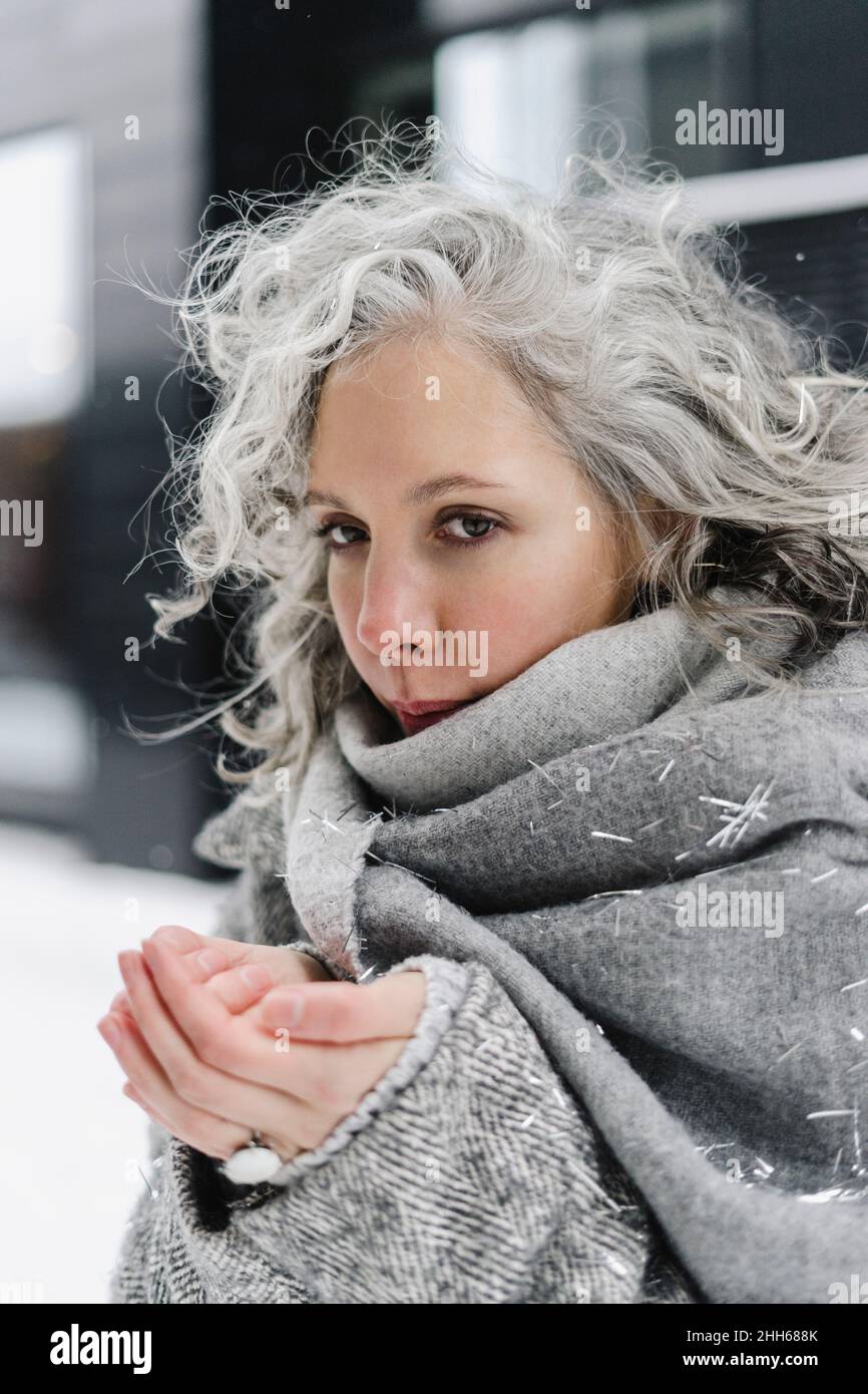 Frau trägt grauen Schal Gefühl kalt im Winter Stockfoto