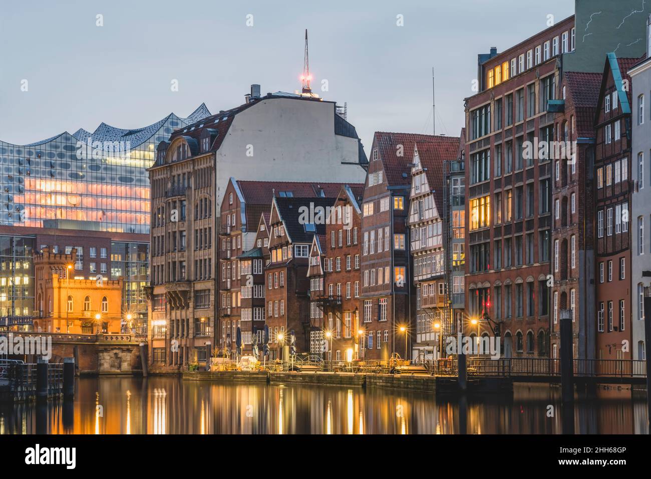 Deutschland, Hamburg, Nikolaifleet Kanal in der Abenddämmerung Stockfoto