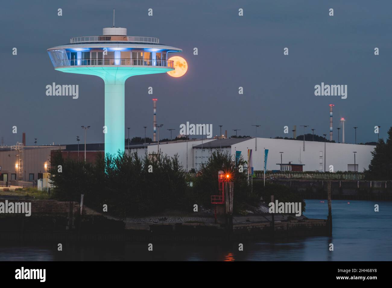 Deutschland, Hamburg, Leuchtturm Zero Gebäude bei Nacht mit bedrohlichem Vollmond im Hintergrund Stockfoto