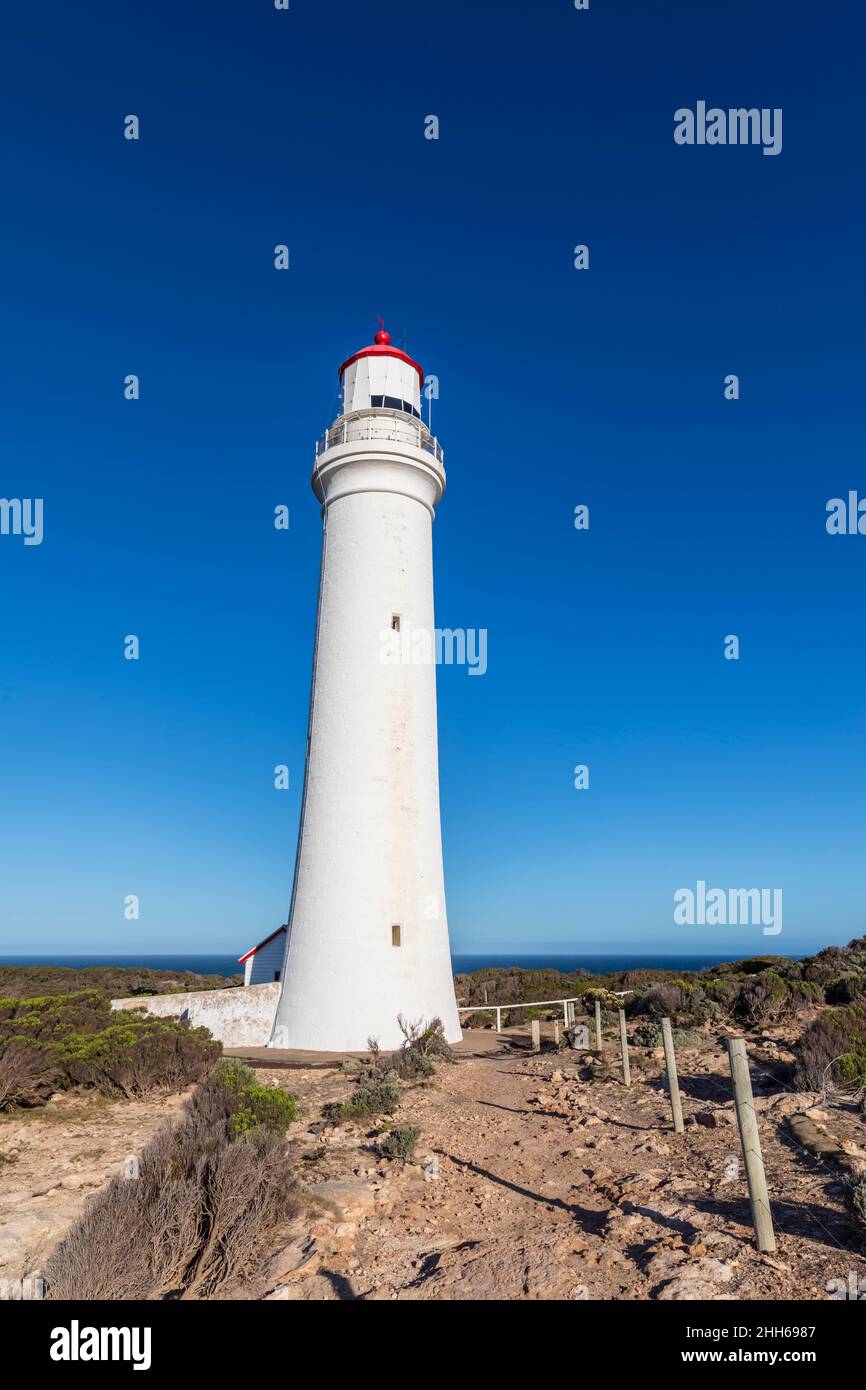 Australien, Victoria, Cape Nelson Lighthouse steht vor klarem blauen Himmel Stockfoto