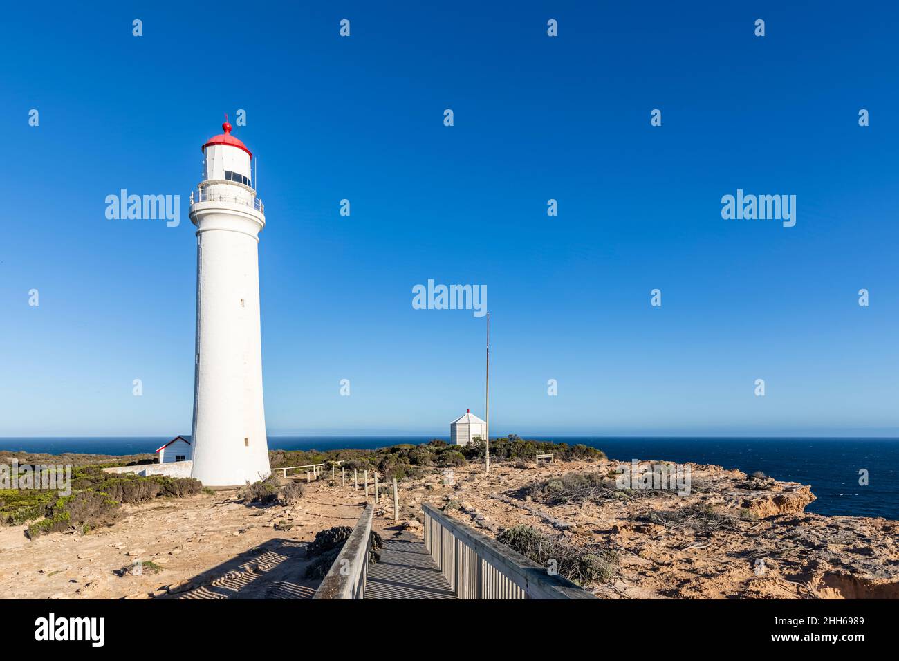 Australien, Victoria, Cape Nelson Lighthouse steht vor klarem blauen Himmel Stockfoto
