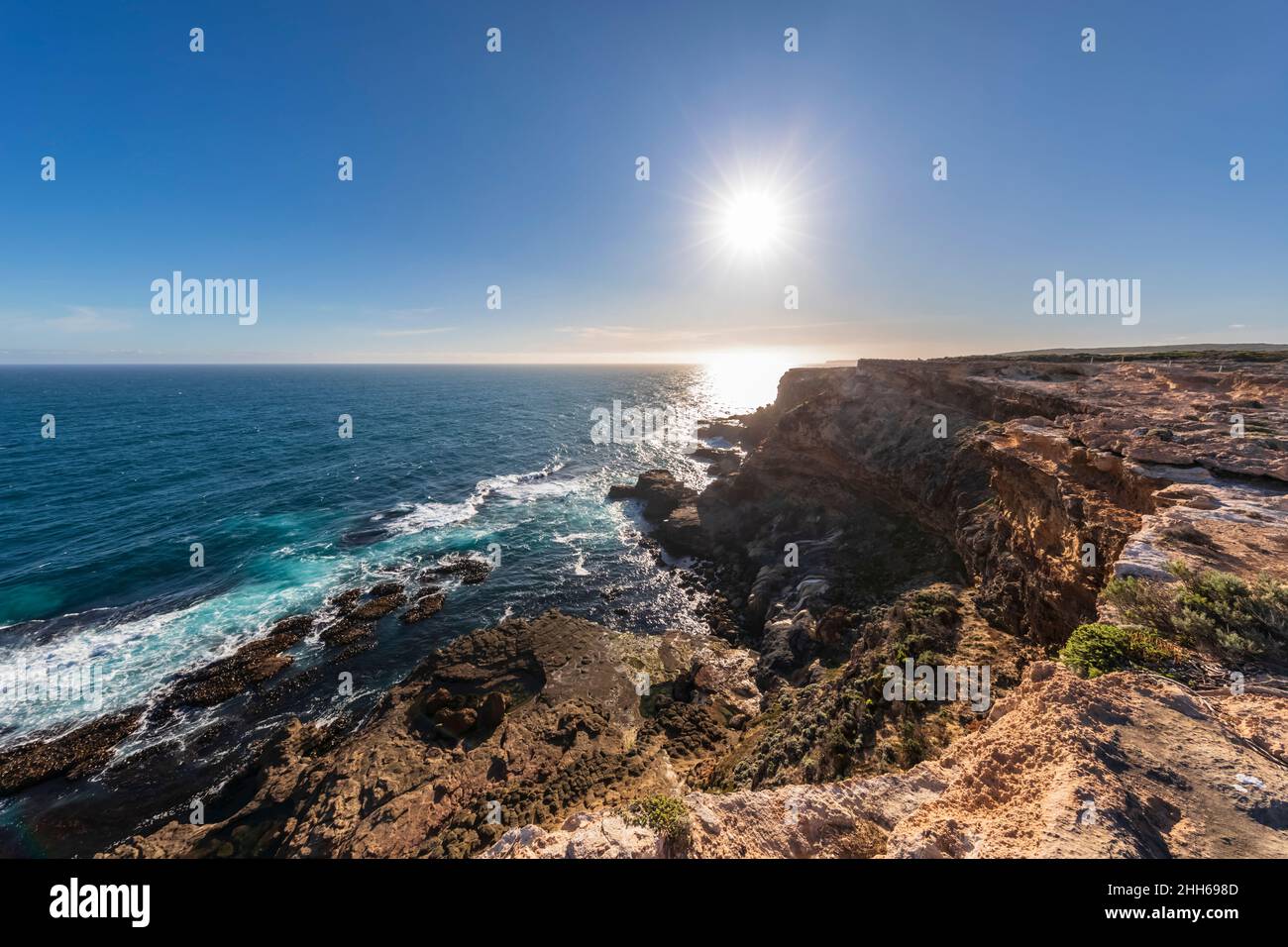 Australien, Victoria, Sonne, die über den Klippen des Cape Nelson State Park scheint Stockfoto