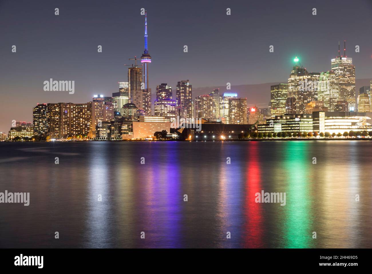 Kanada, Ontario, Toronto, Skyline der Seeufer-Stadt bei Nacht Stockfoto